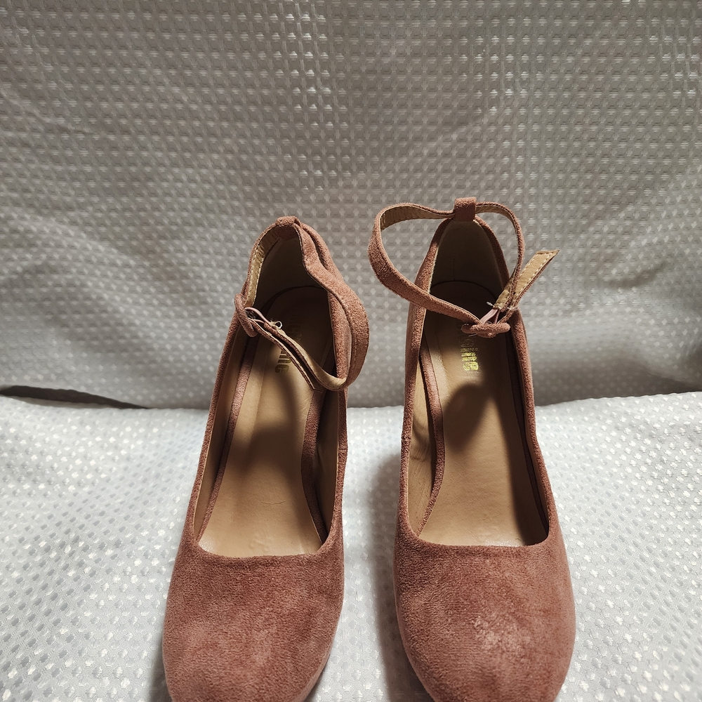 Elegant Pink Suede Women's Heels - Picture 2 of 3
